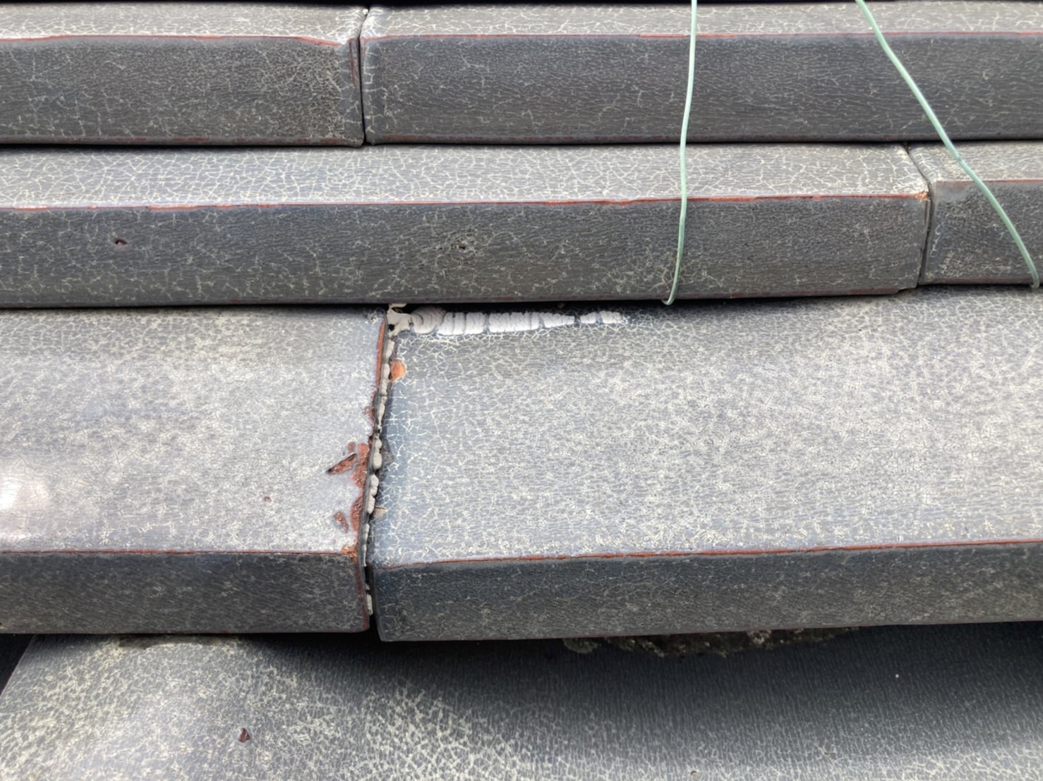 経年劣化が進むと、こののし瓦が歪んでしまいます