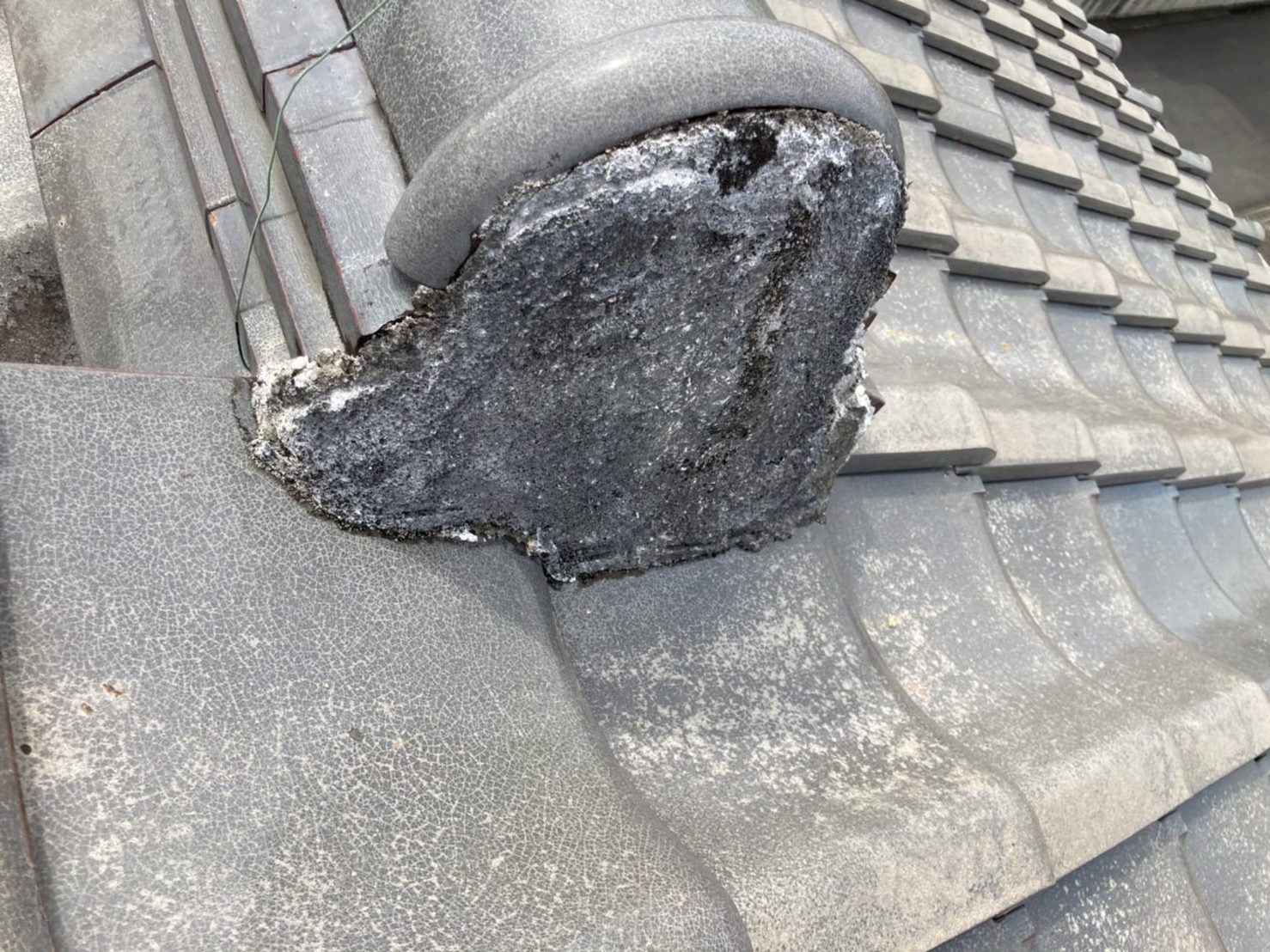 棟の反対側には、このような棟止めがあるケースも