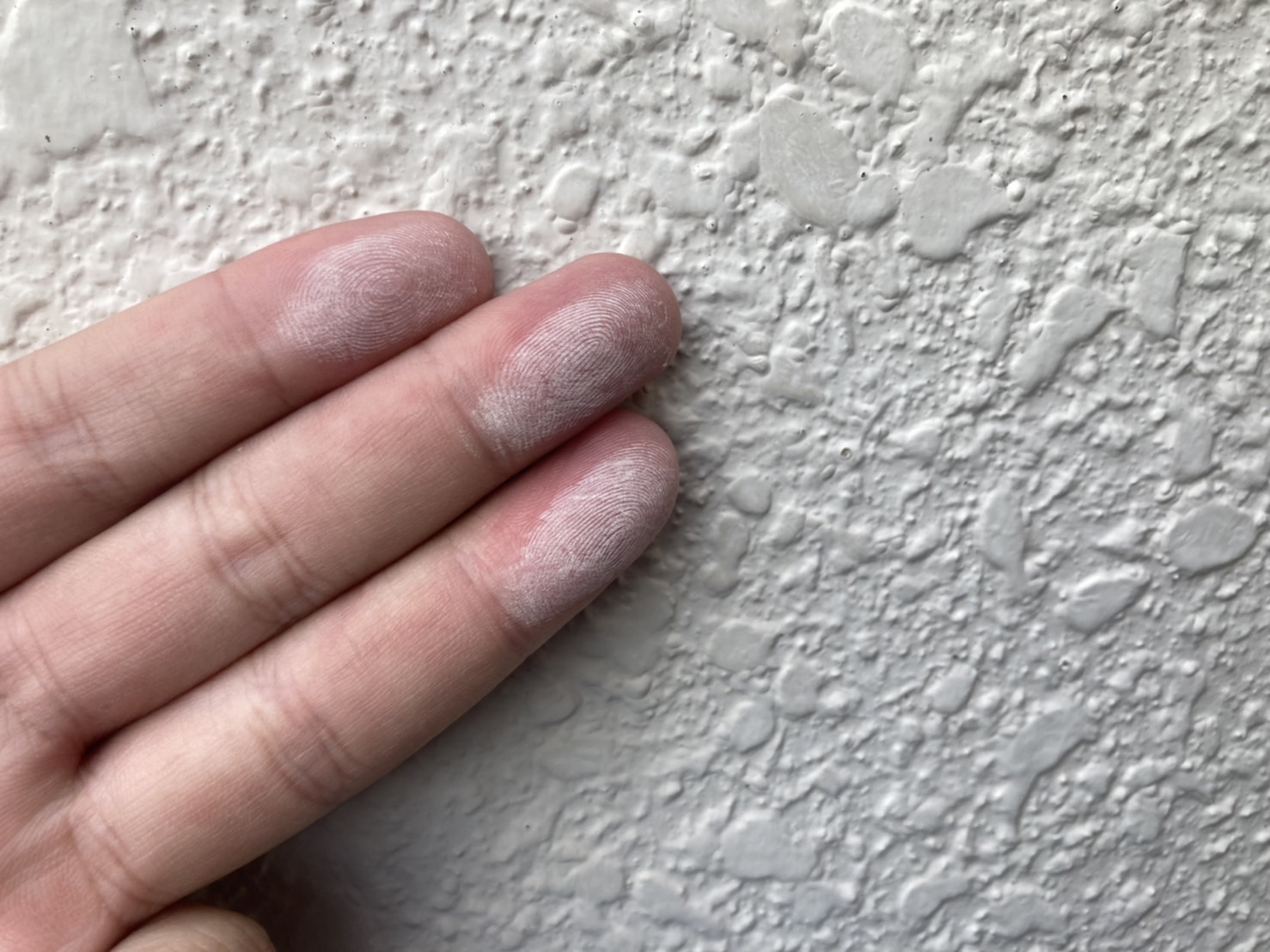 外壁の劣化はこのチョーキング現象が一番の目安