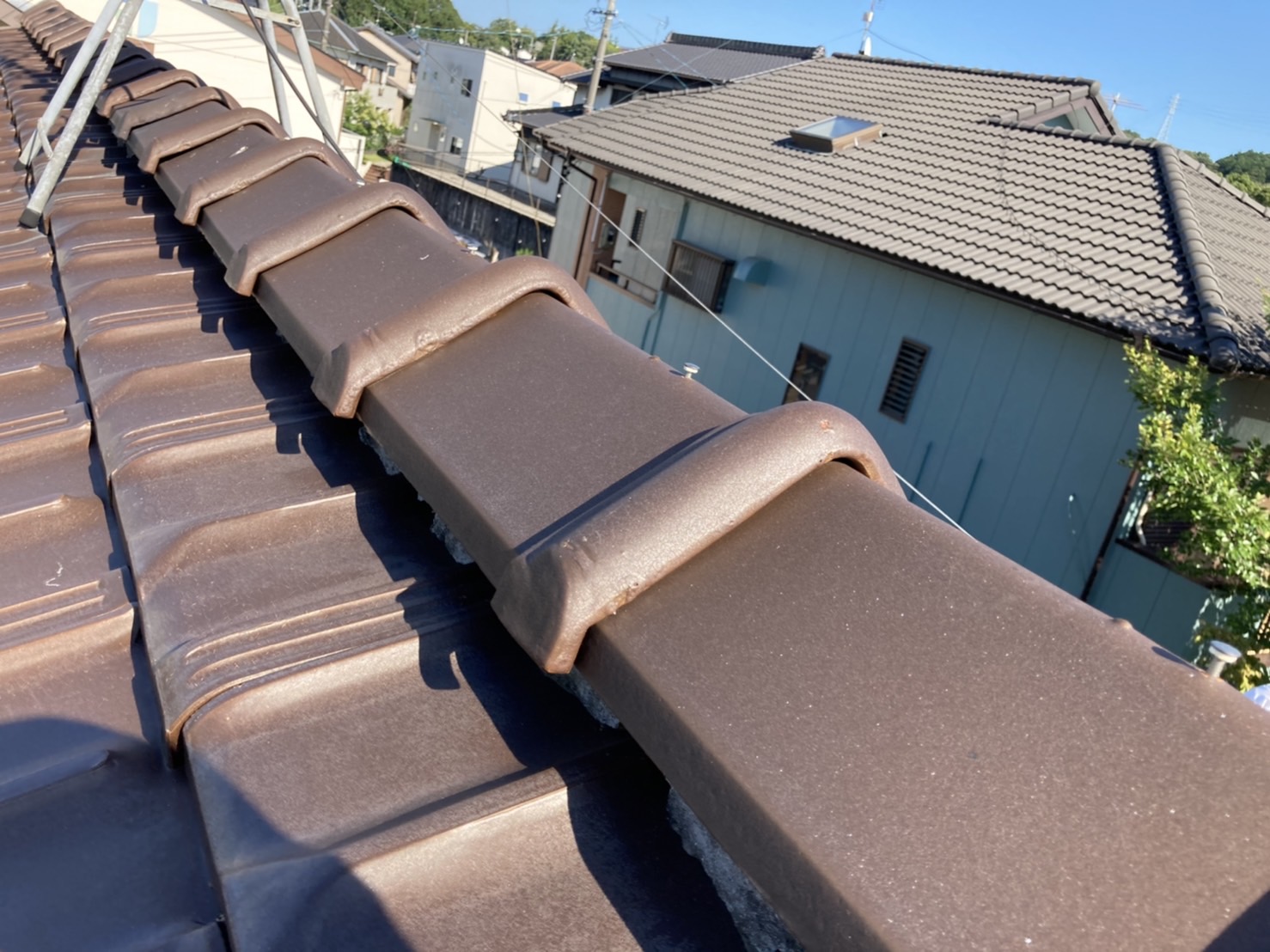 棟瓦はビスで止まっているだけなので、ビスがなくなると危険