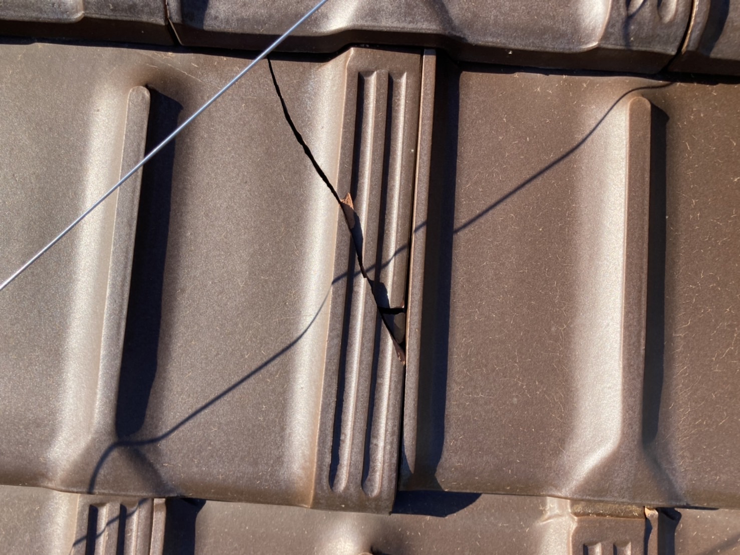 瓦とつきものの割れは気を付けましょう