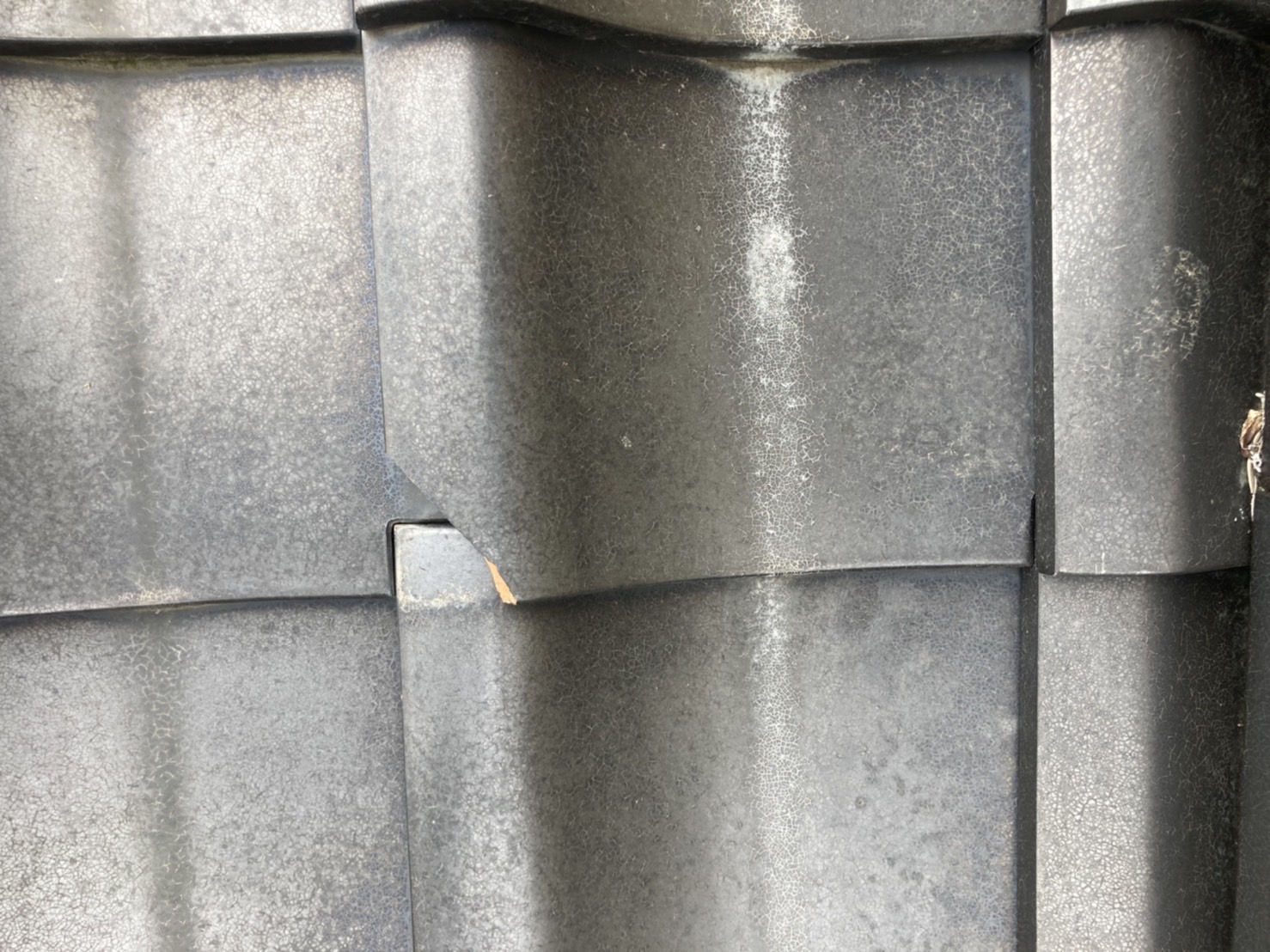 実際に割れてしまったら、雨漏りに繋がります