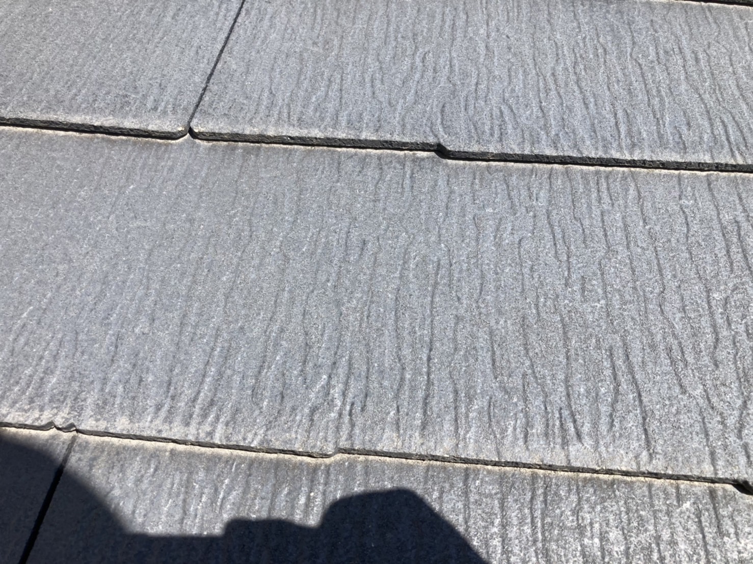 スレート屋根の劣化症状はこういった褪色から