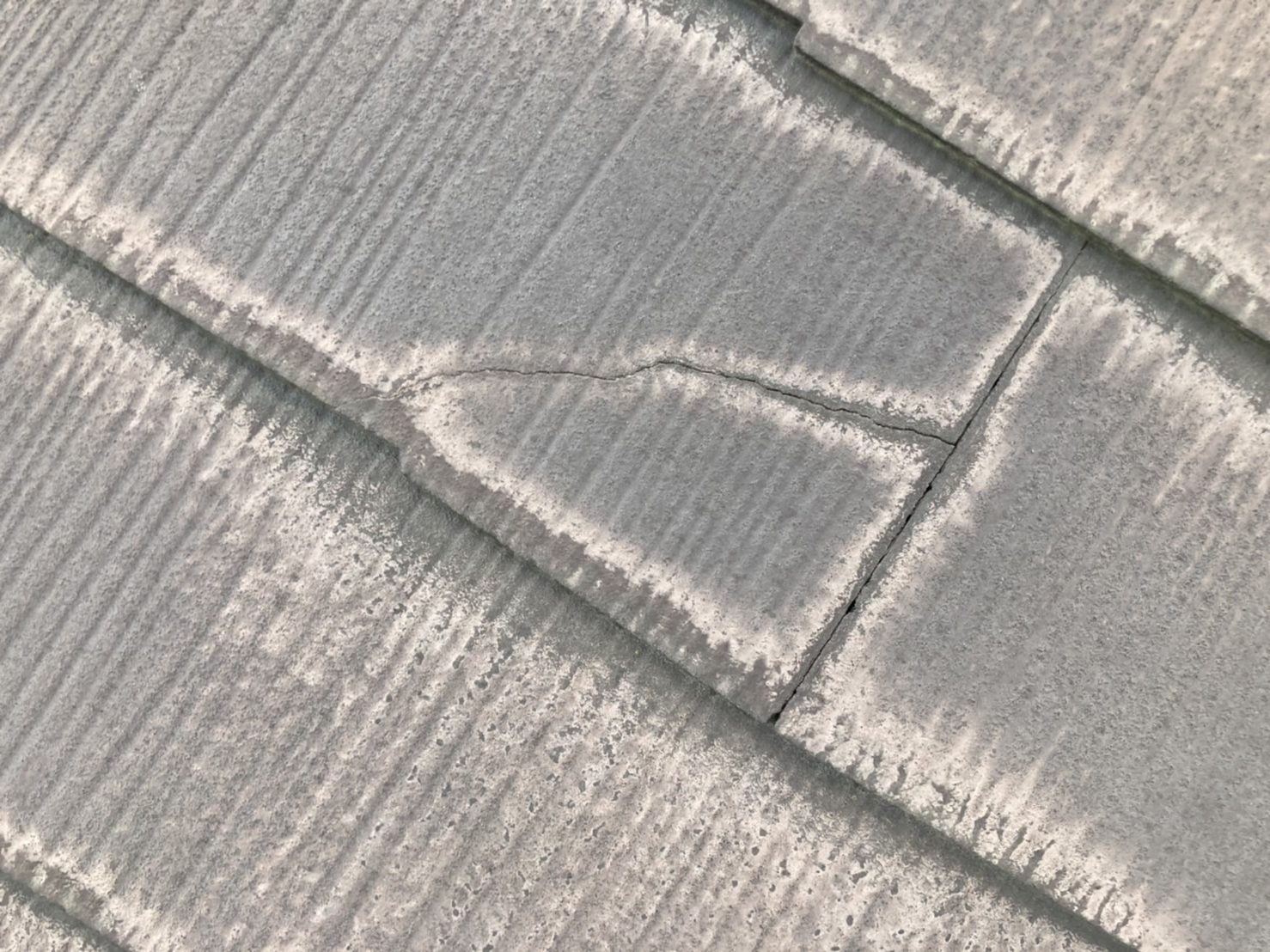 スレートが一枚割れています