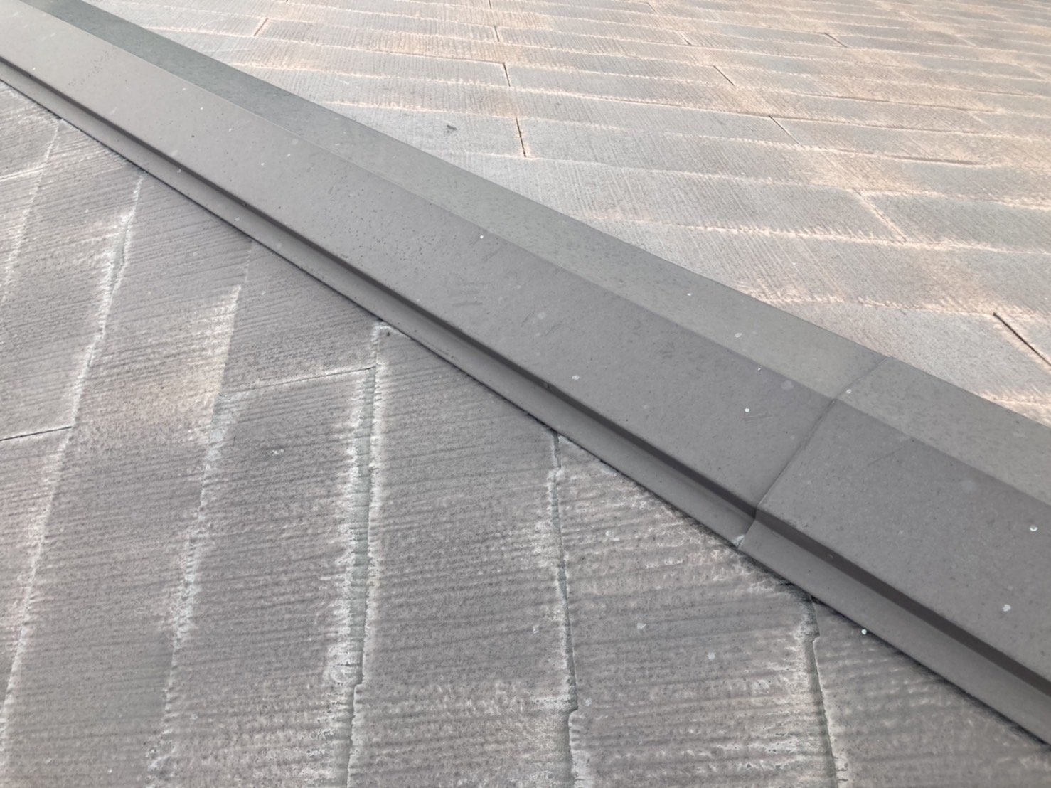 棟板金は防水シートを巻いているはずですが、雨漏りに繋がる事もあります