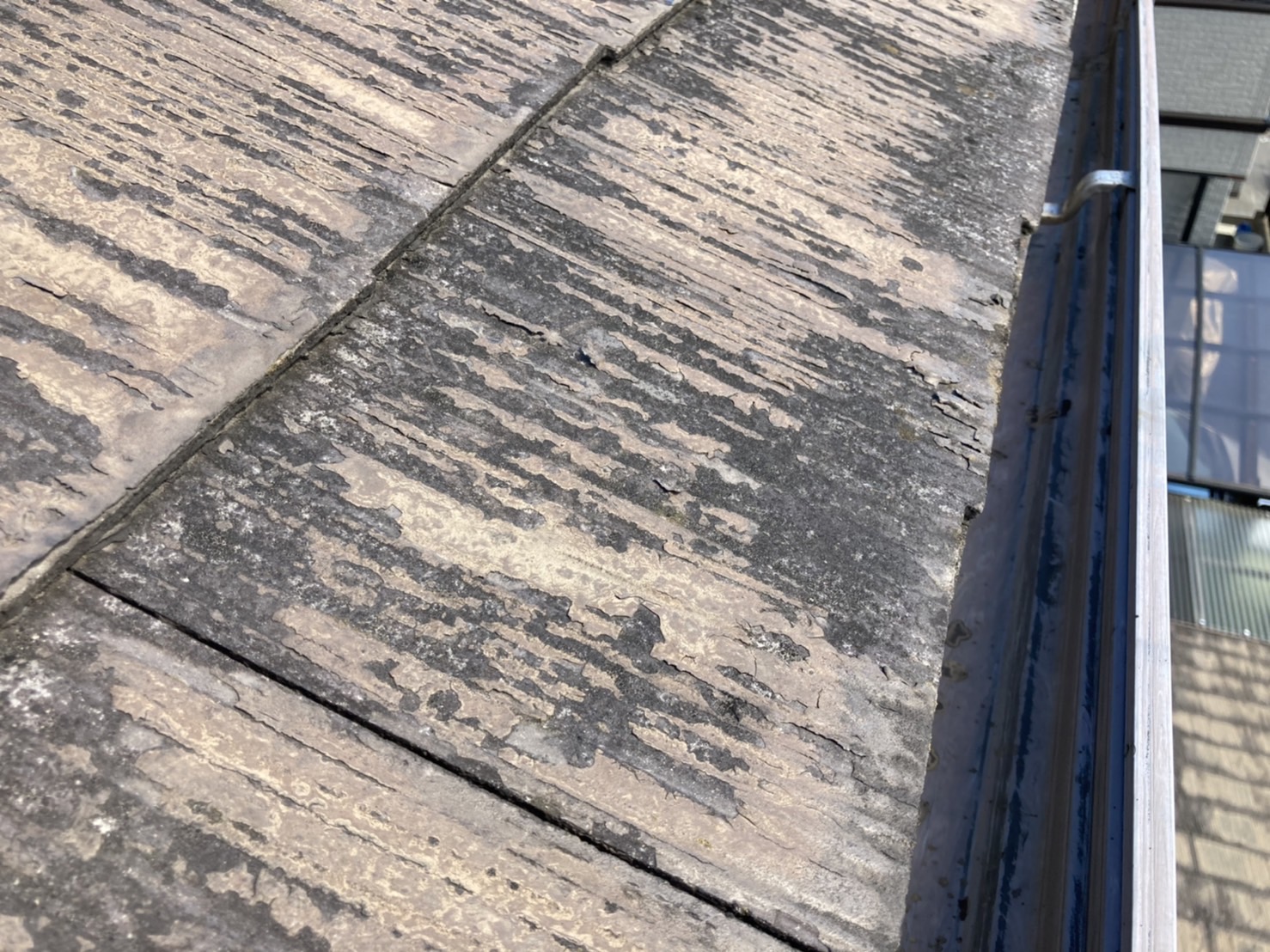 以前塗装をした塗膜は、劣化の影響で剥離しています