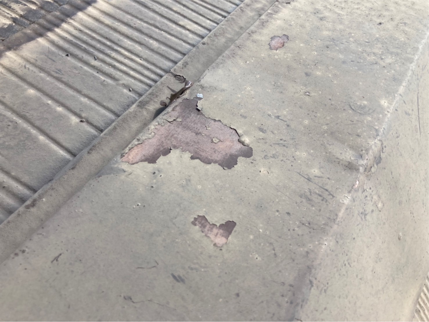 棟板金も素地が見えています