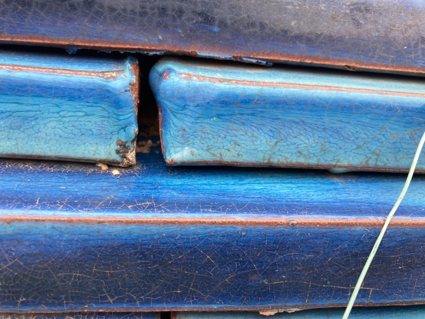 積んであるのし瓦は隙間が大きく発生中