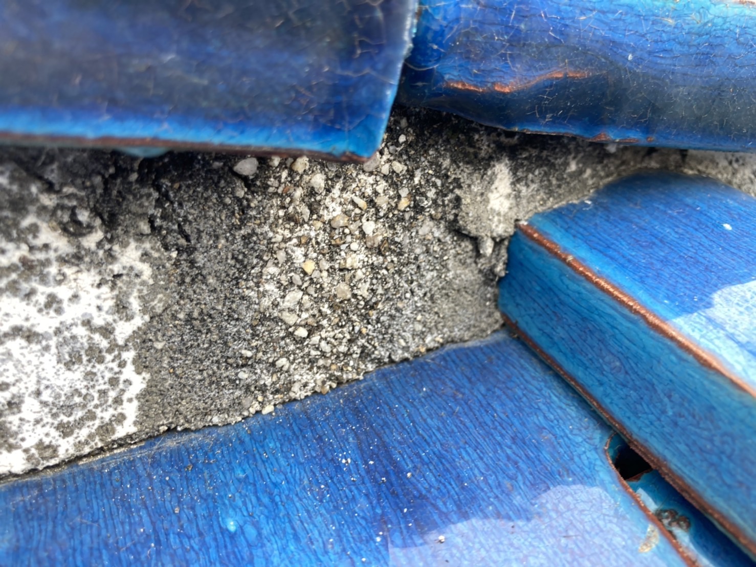 褪色とヒビが確認できますね