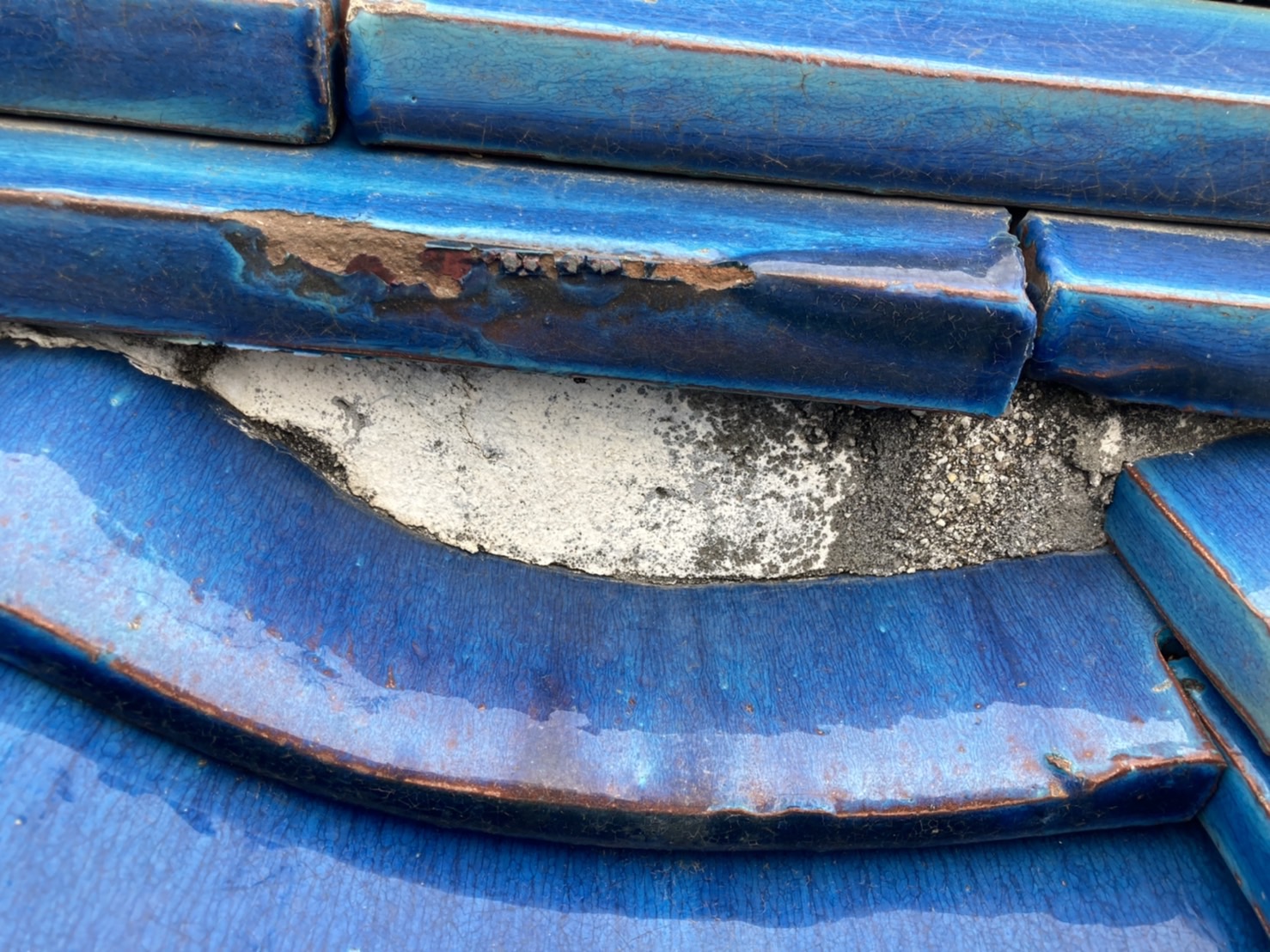 棟下の漆喰は劣化しています