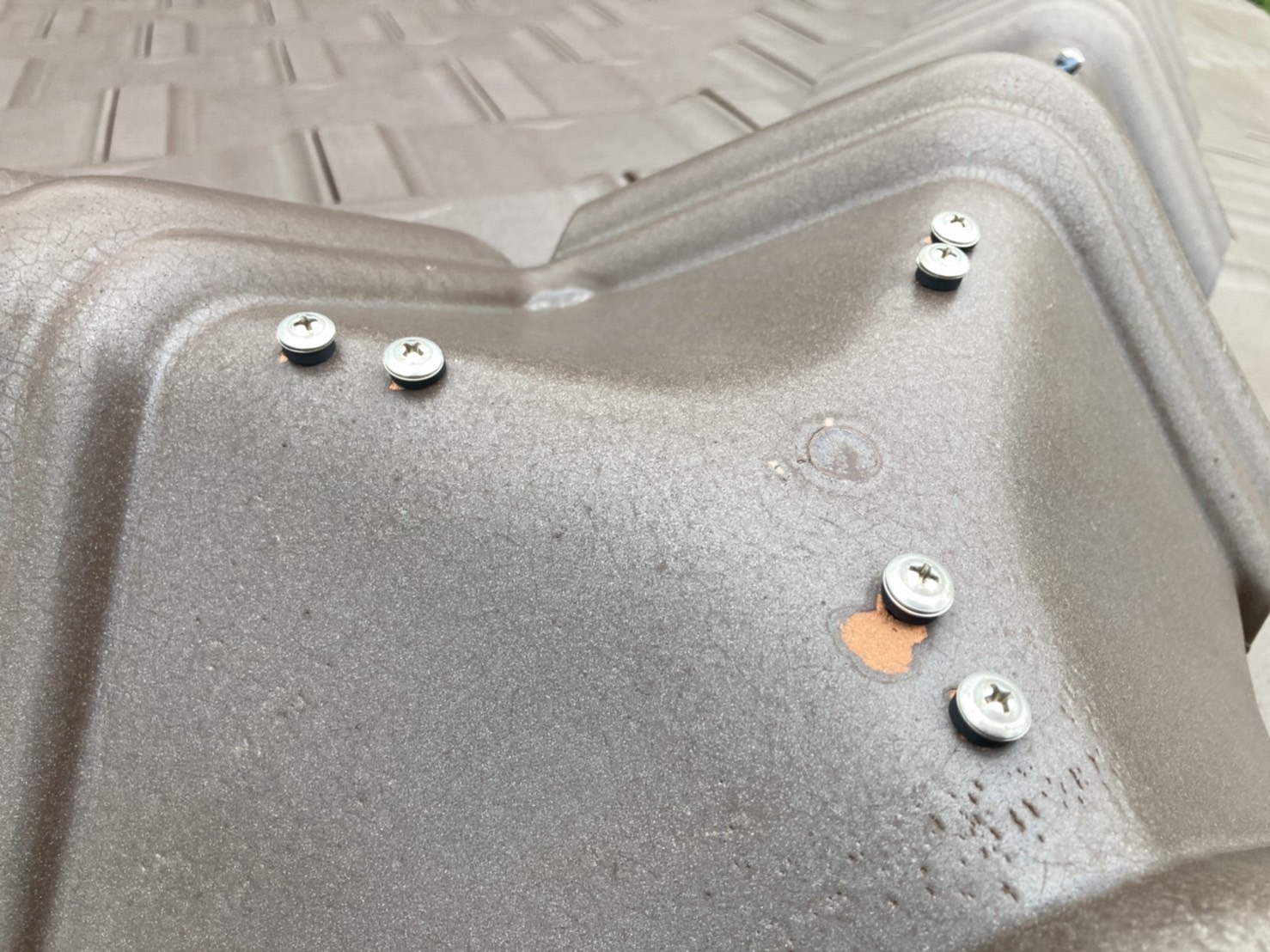 棟はビスで止められており、劣化してくるとこのビスが浮き上がってきます