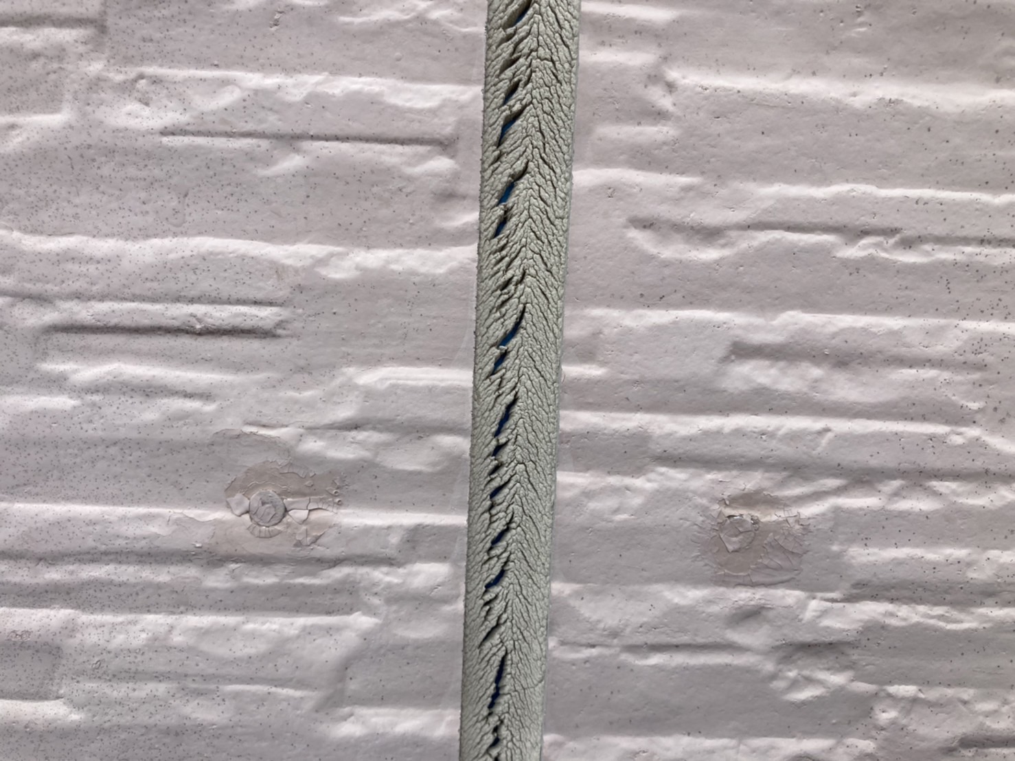 目地のシーリングはひび割れが進行中