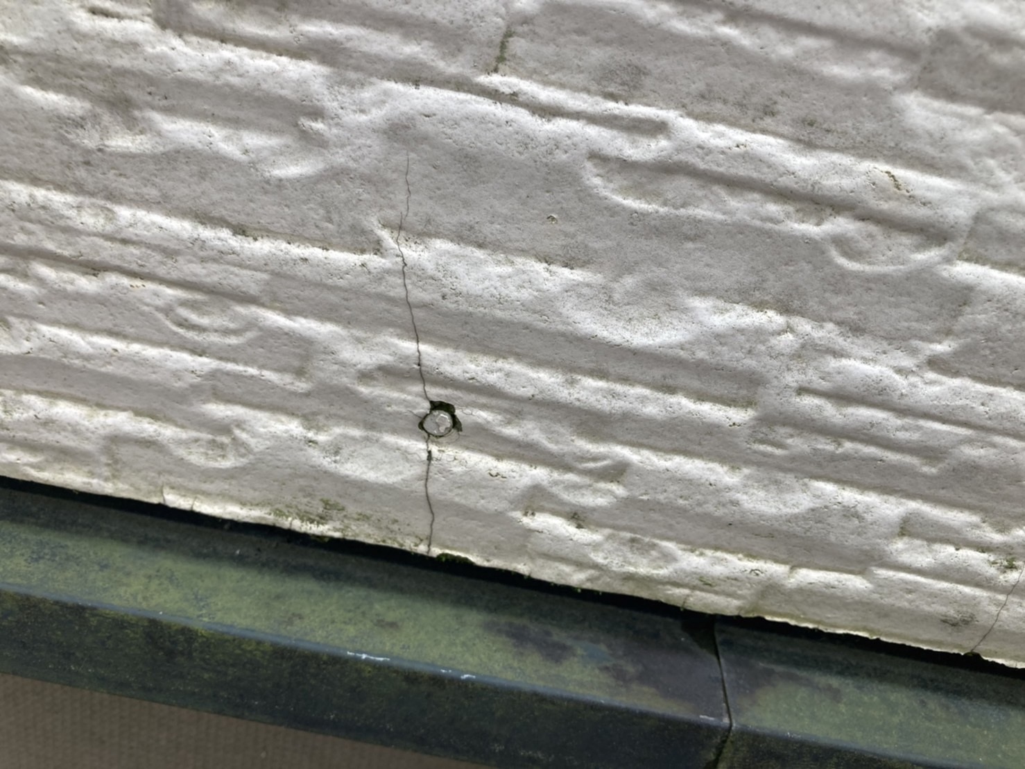 サイディングを止めている釘からひび割れが