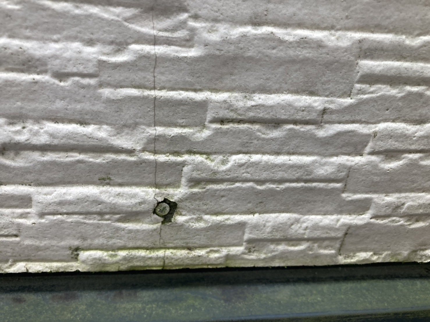 サイディングは家の揺れと同じく揺れるため釘頭からヒビは入りやすいです