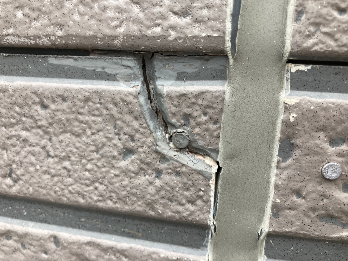 シーリングの切れから反りが発生し、割れに繋がります