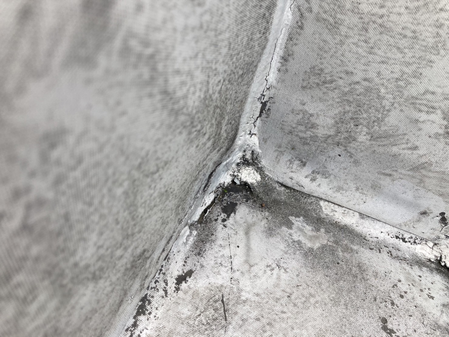 入隅などのしわが寄りやすい場所は切れやすいです