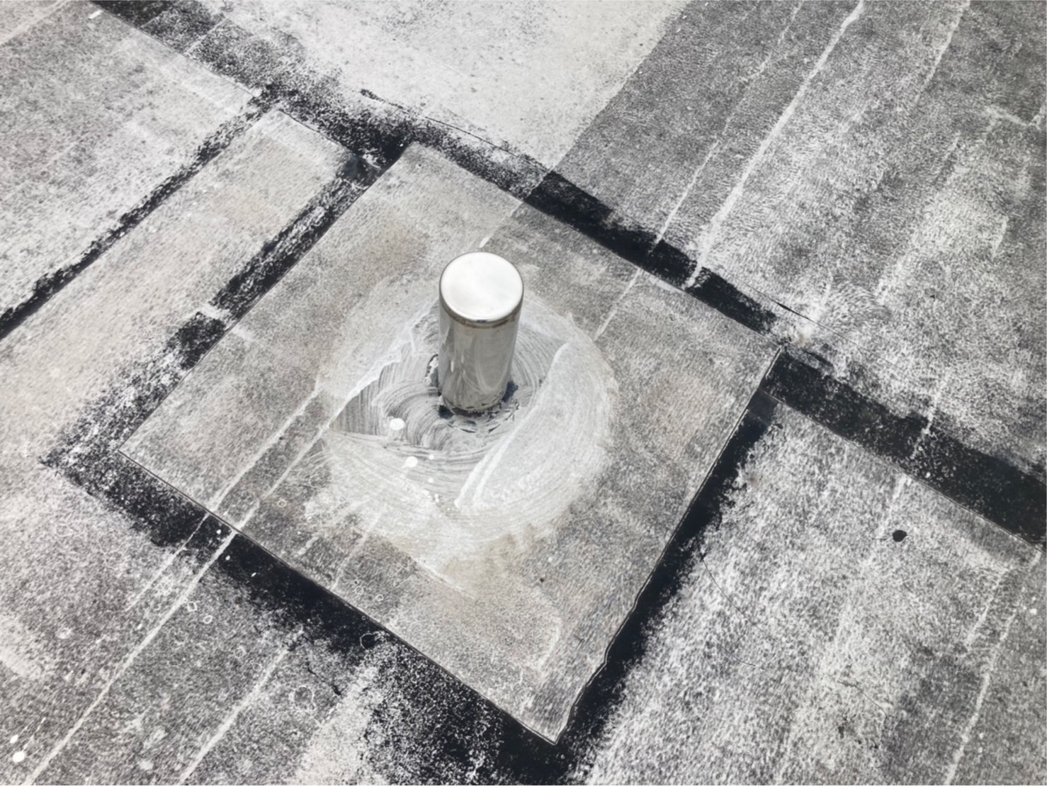 これは脱気筒という部分で、通気の為に設けられています