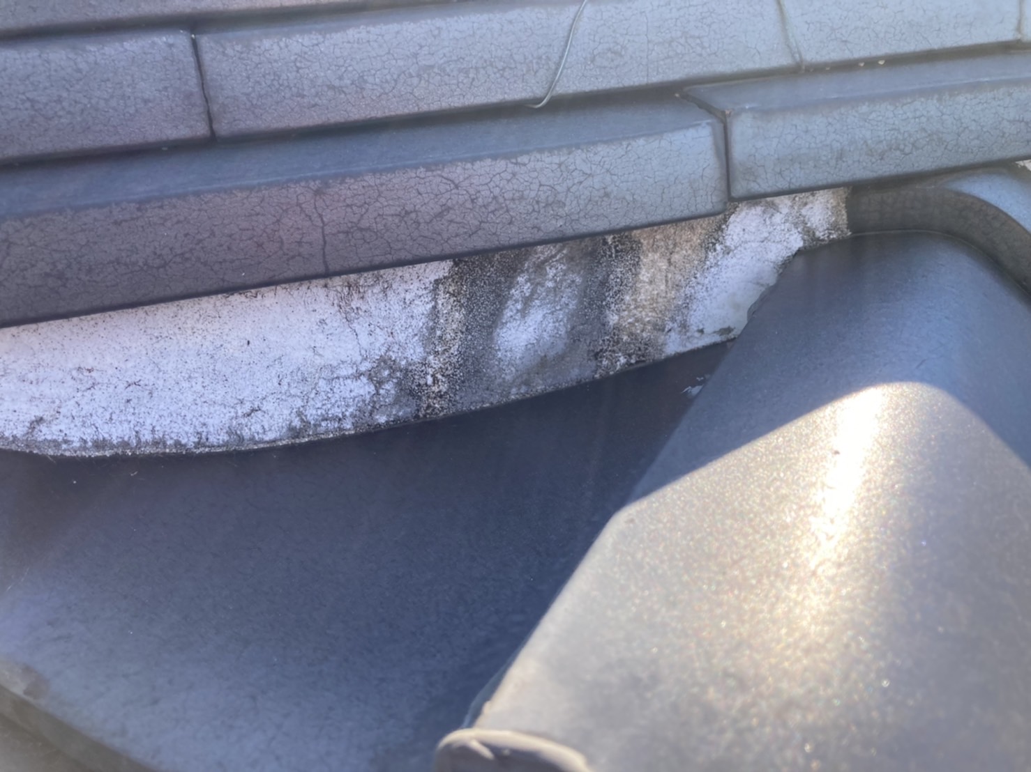 漆喰に雨だれ発見