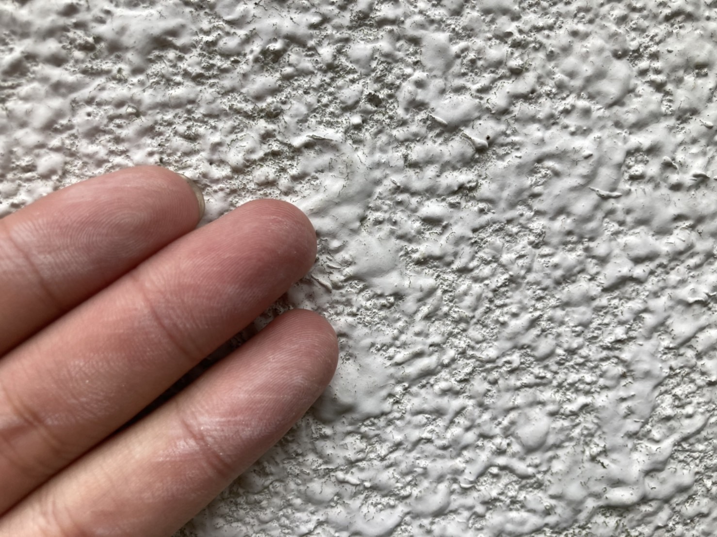 モルタル壁はチョーキングが発生中