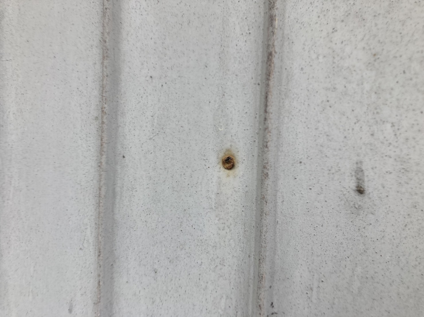 釘の周りはサビが広がっています