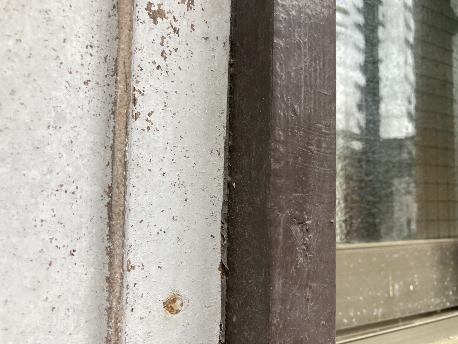 サッシは隙間も発生中