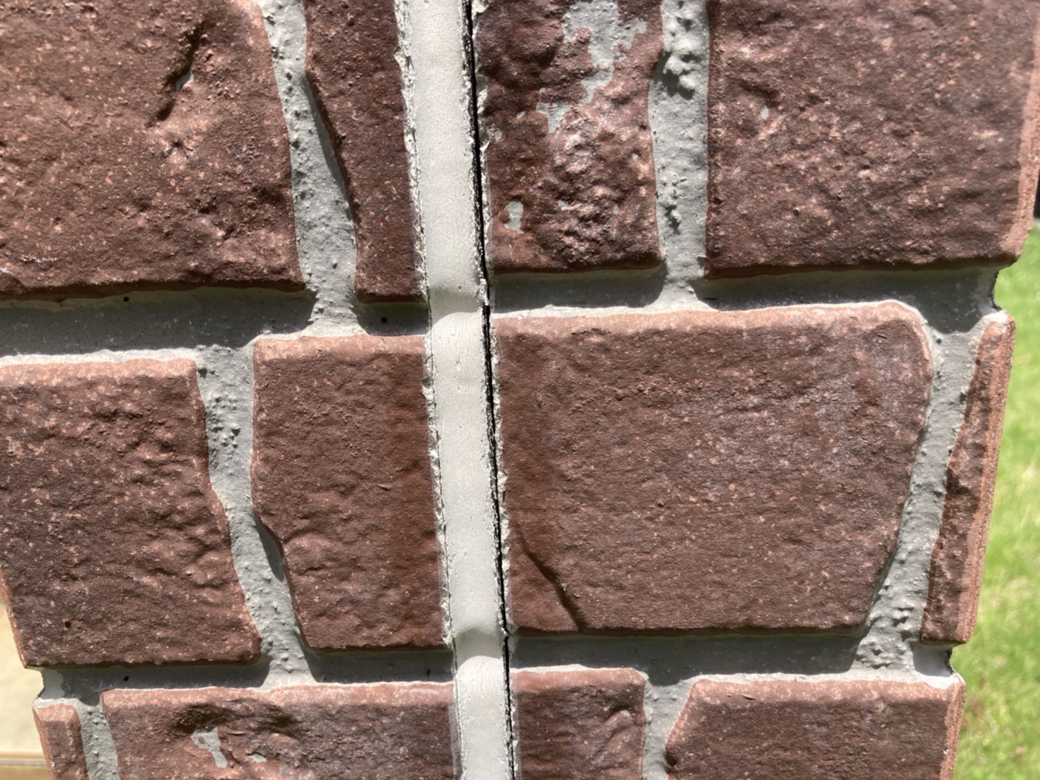 サイディングの目地の剥離が発生します