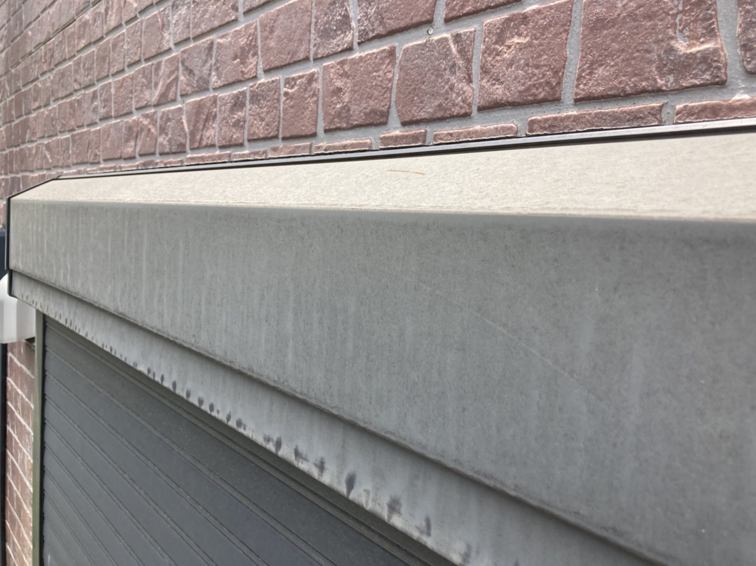 シャッターボックスは褪色と雨だれが発生しています