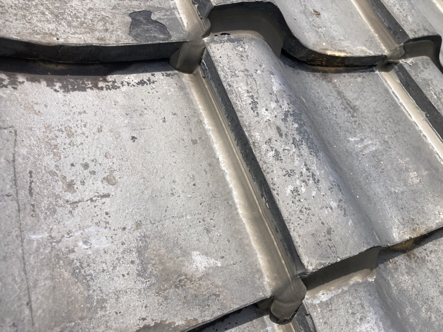 側面にシーリングが打たれています