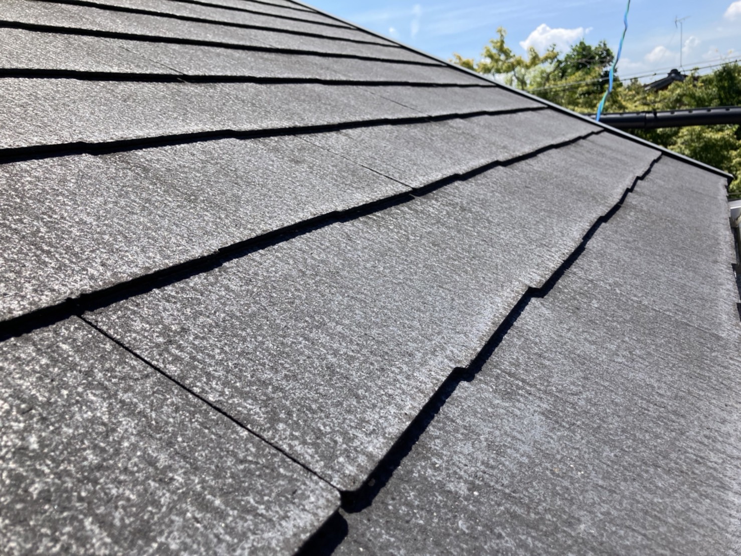 この反り返りを無視し続けると割れに繋がります