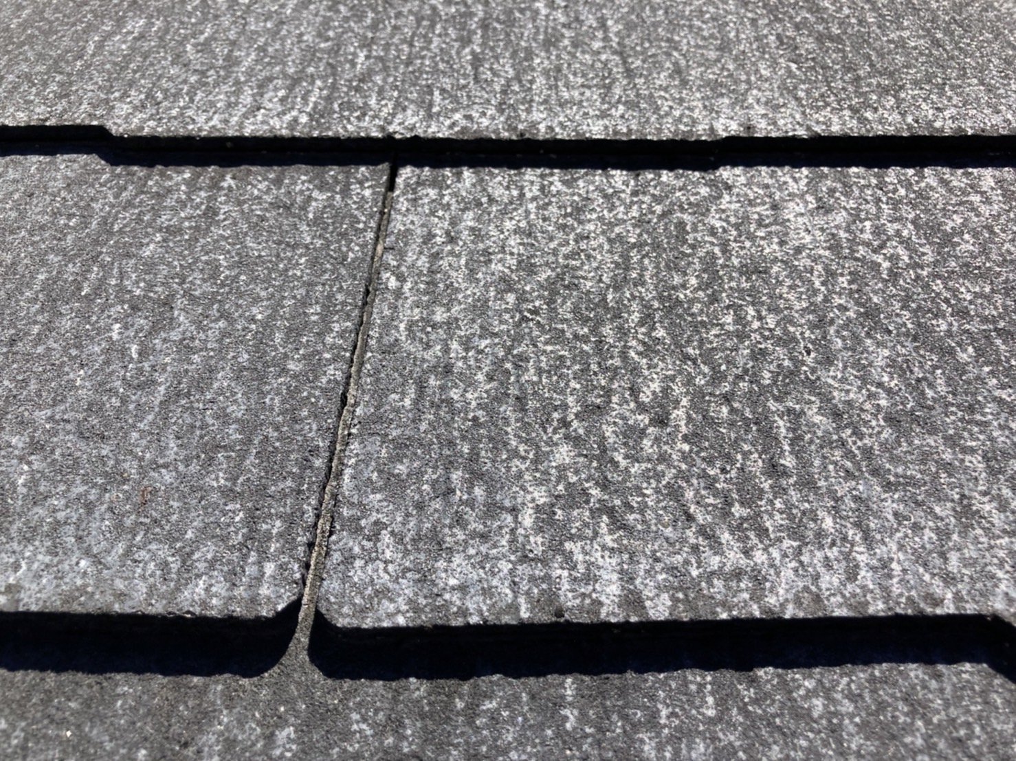 表面はざらざらとしており、塗膜が劣化している証拠です