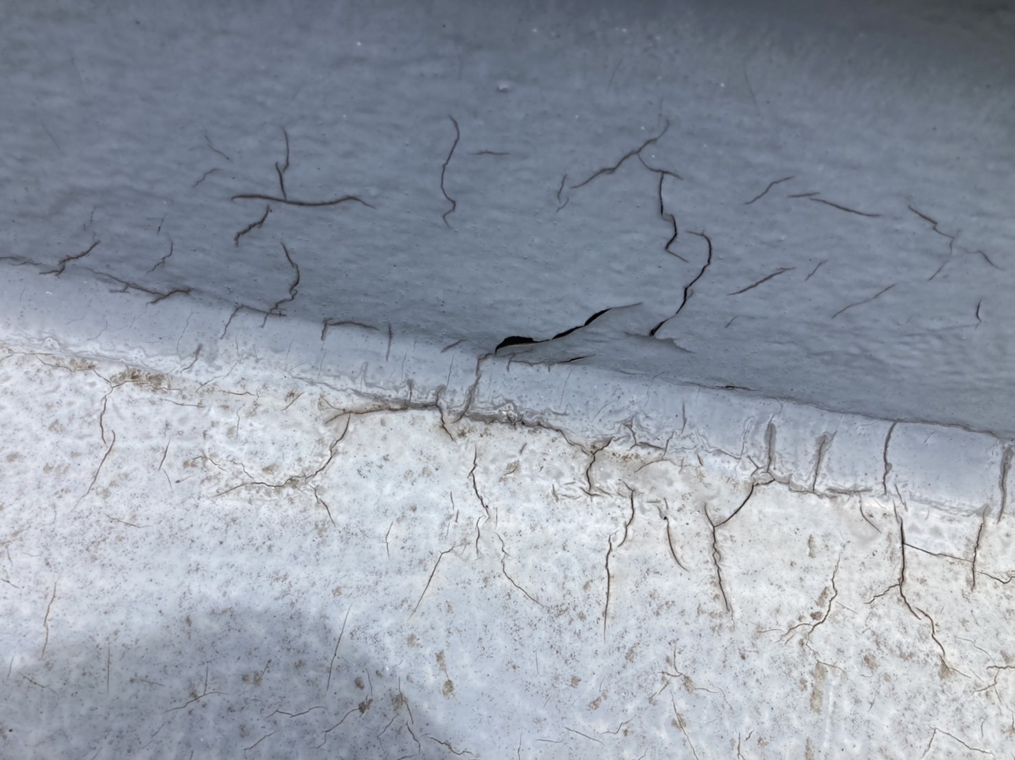 立ち上がり周りはひび割れがひどい状況