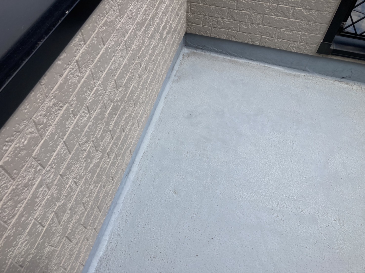 日光や雨が当たりにくいと劣化のスピードが全然違いますね