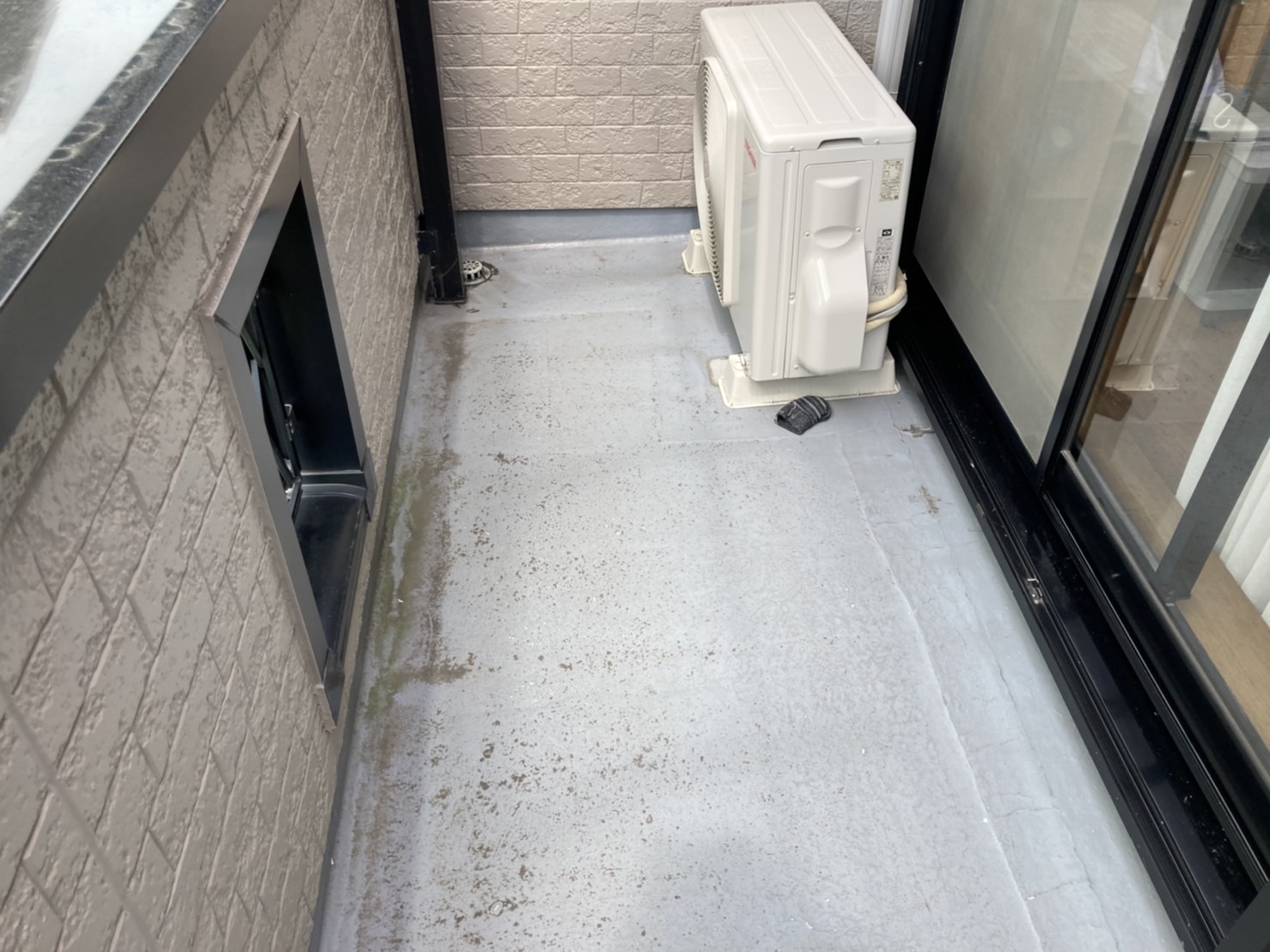 裏手のベランダはまだ非常に綺麗でした