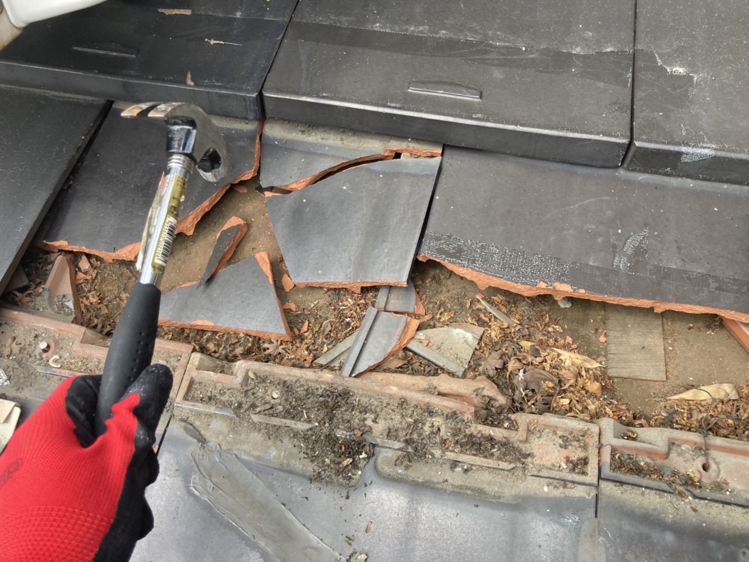 瓦は抜けないので、割ってしまいます