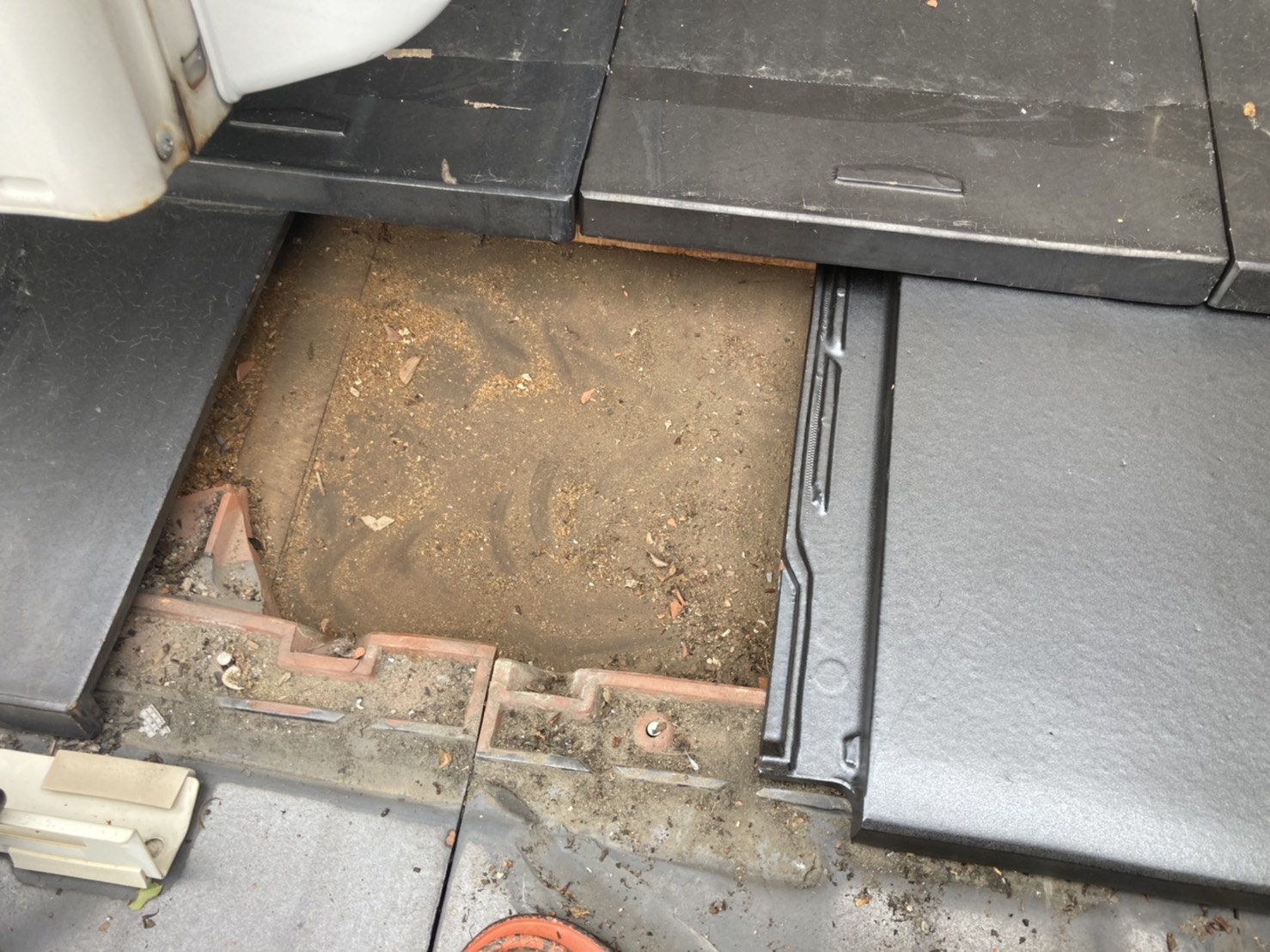 新しい瓦を設置していきます