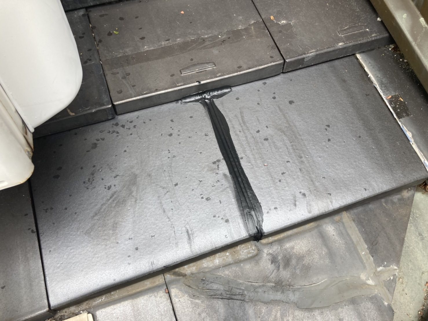 今回の既設の瓦と寸法が違うので、シーリングで固定しました