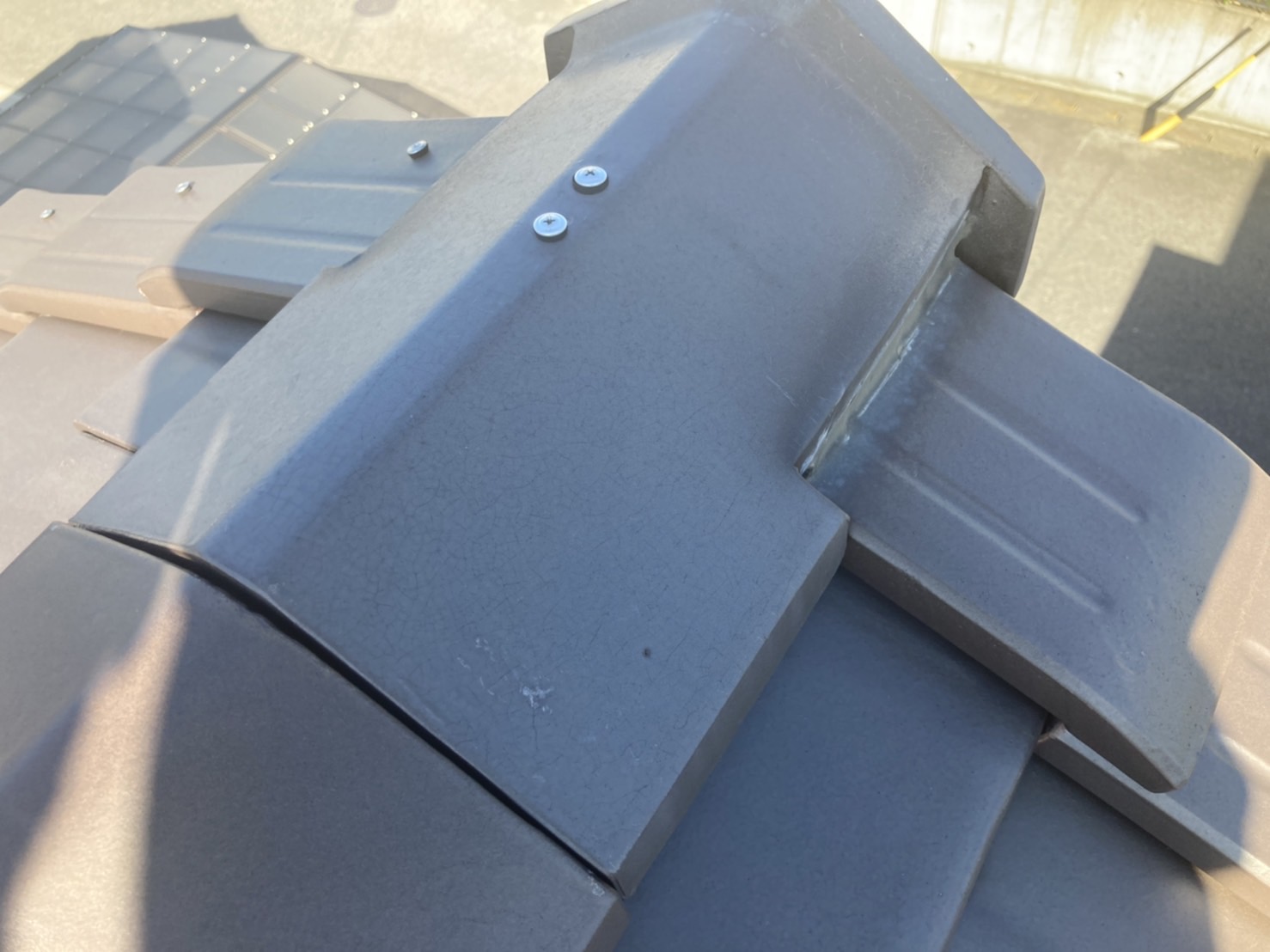 棟瓦はビスで止まっており、全く動きません