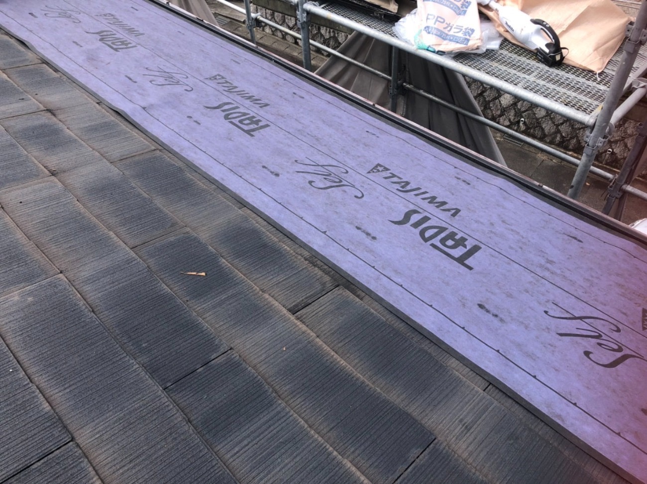 防水シートを直接貼っていきます