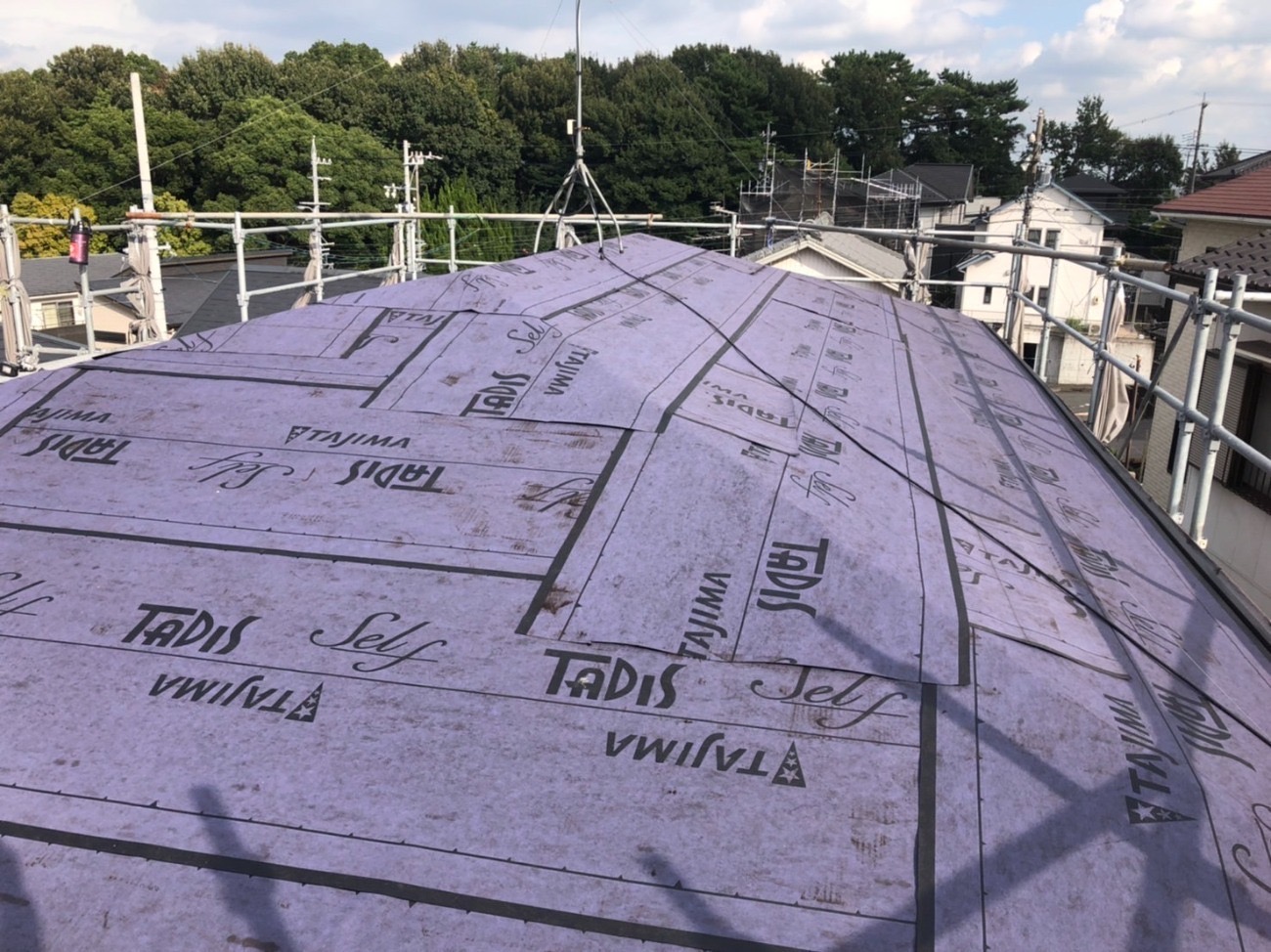 片面が粘着系のものが塗られている為、直接貼ることができます