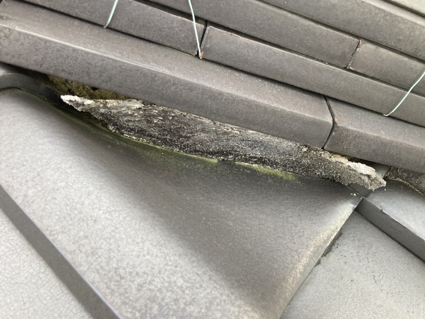 近くで見てみるといくつかの箇所で剥離が発生しています