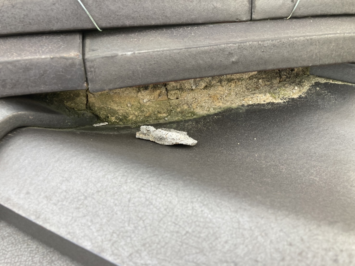 剥離の原因となるのがこのひび割れです