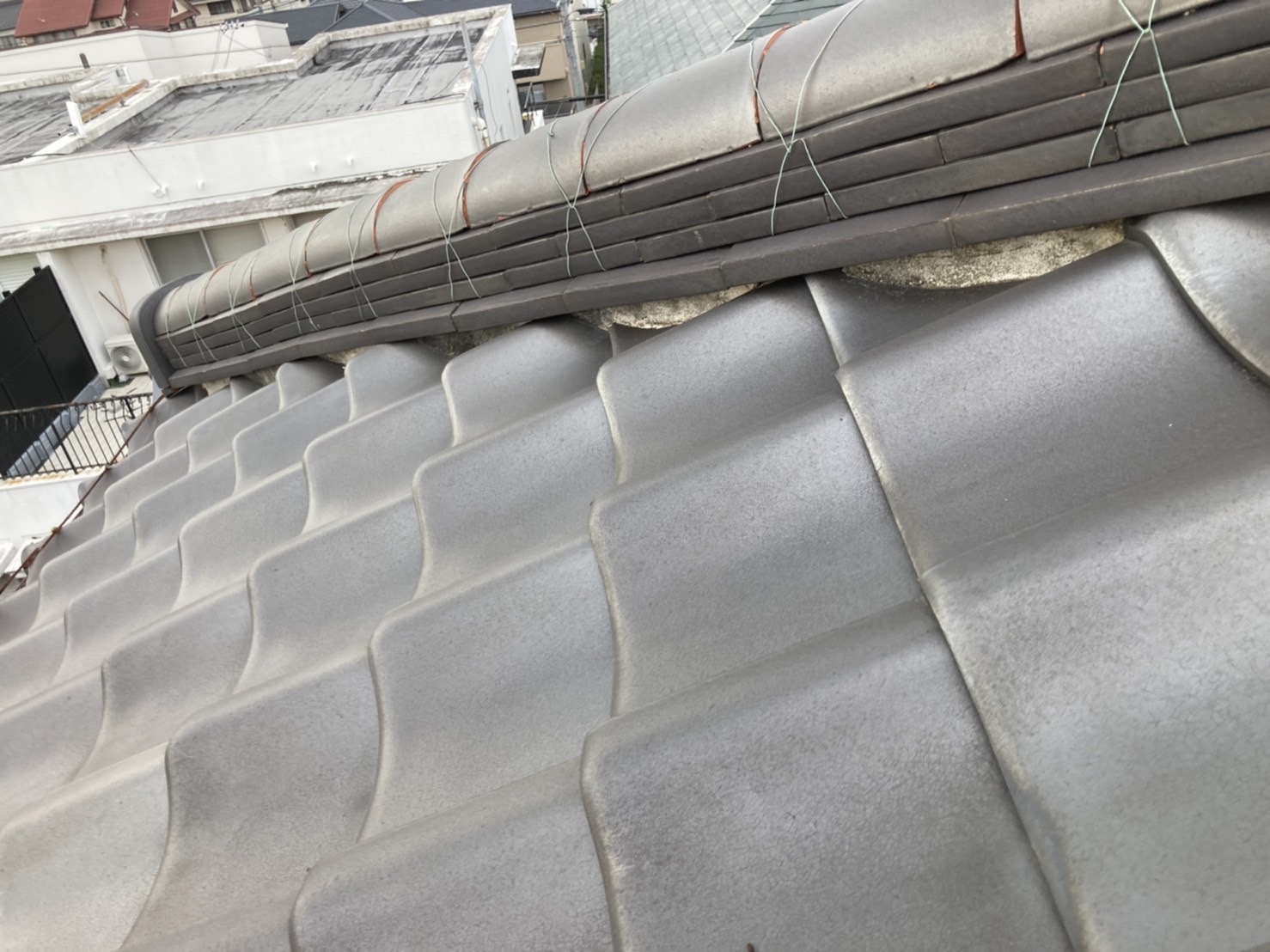 このような形で棟の下にある白いものが漆喰です