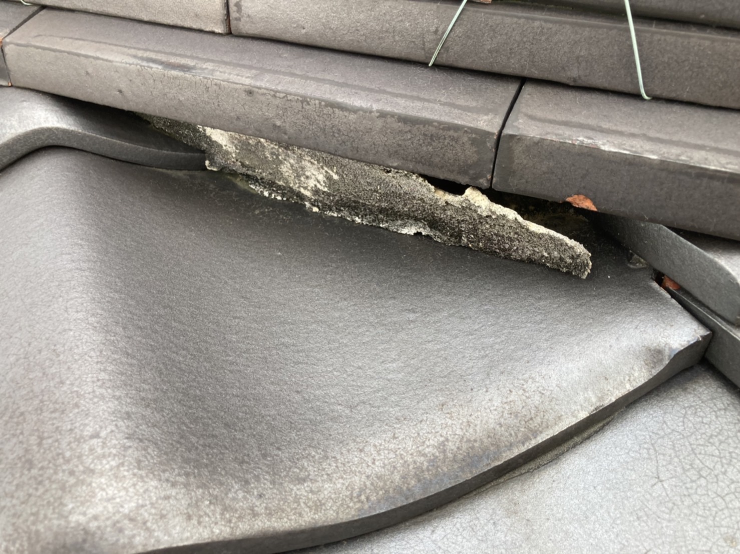 漆喰自体はそこまで厚みがないため、簡単に剥がれてしまいます