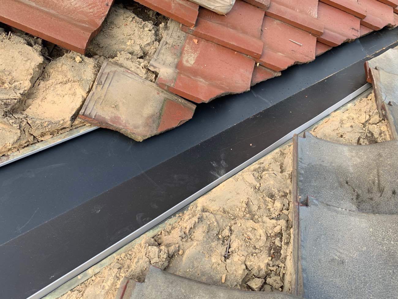 施工中　谷板金設置