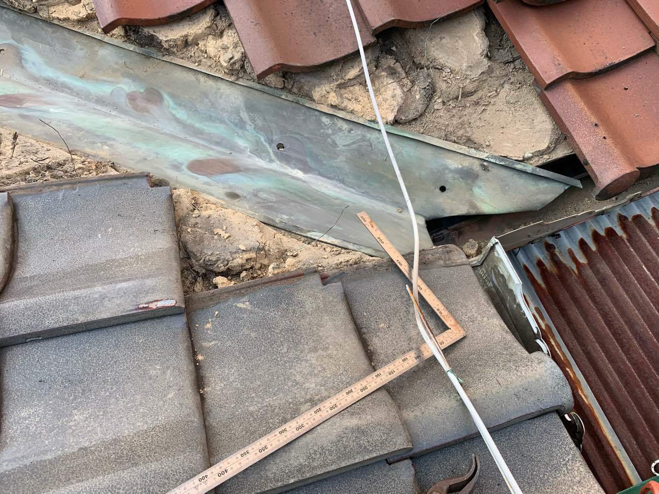 施工中　瓦外し