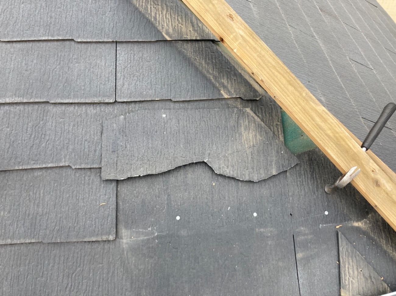 既設の棟板金を一度外します