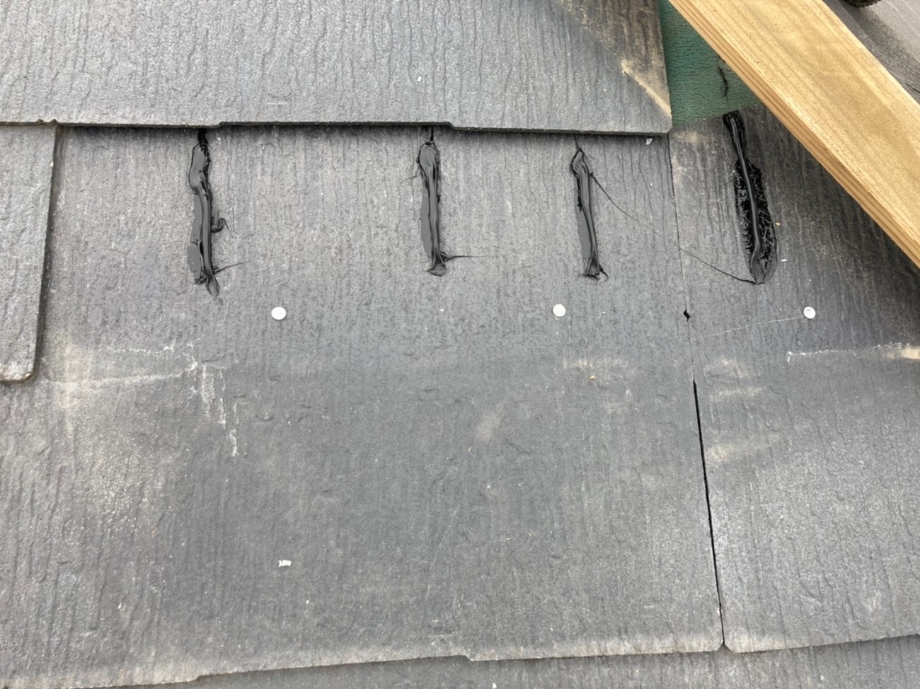 新設されるスレートが抜け落ちないようにシーリングで固定