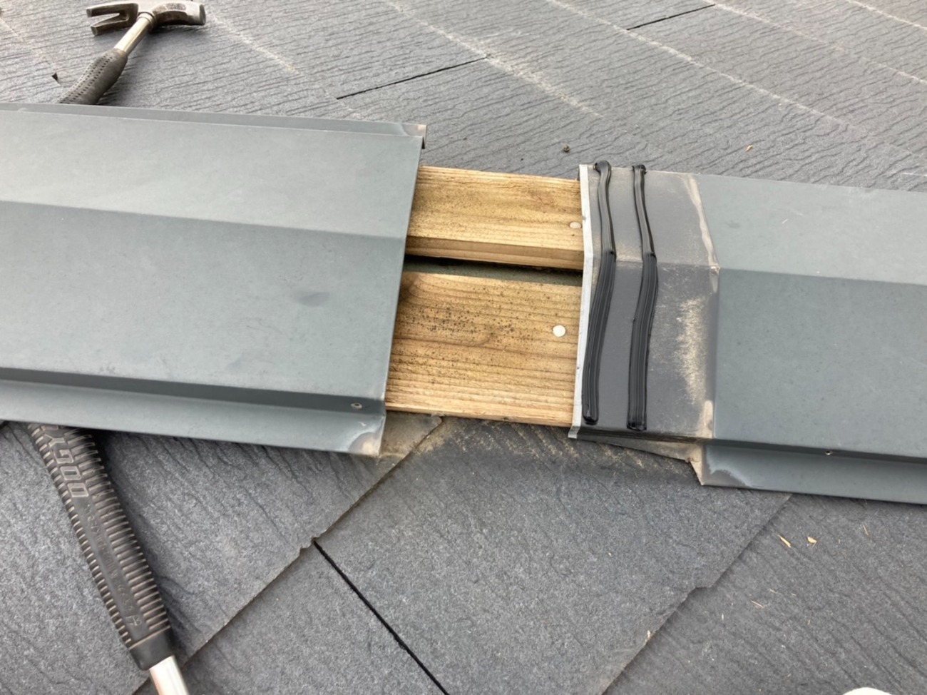 同じように棟板金をもとに戻します