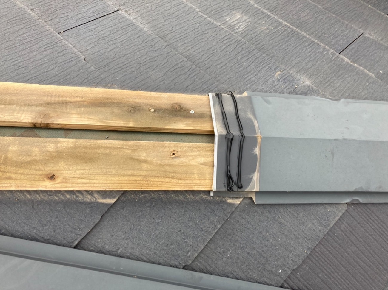 一度外してしまうと、外れやすくなってしまう事があるので、上下とも固定します