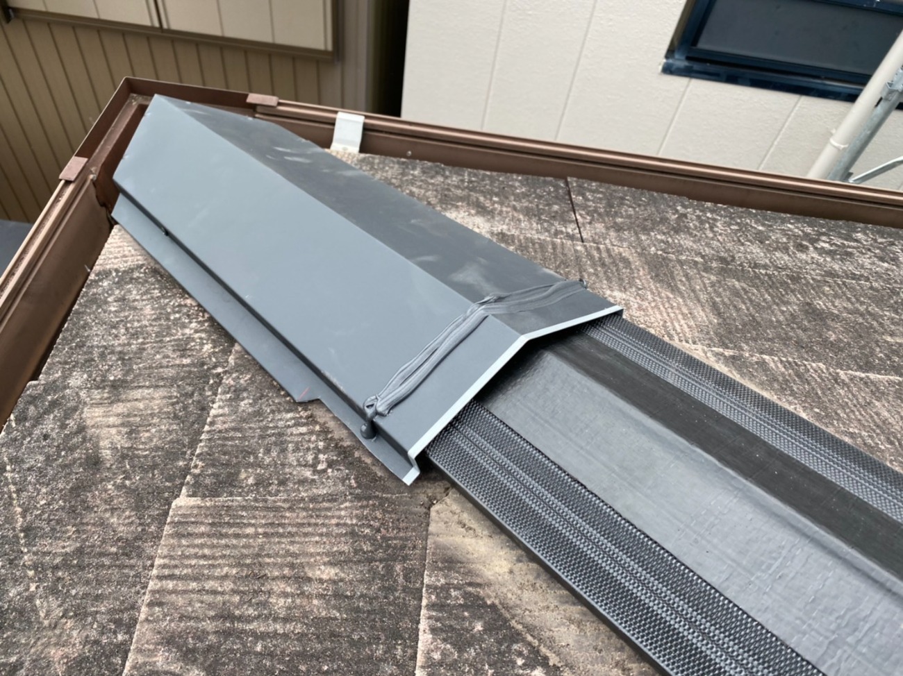 棟板金を設置。つなぎ目は釘ではなく、シーリング